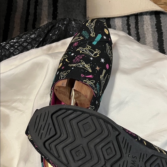 Toms Black Flats with Vibrant Animal Design - Picture 7 of 8